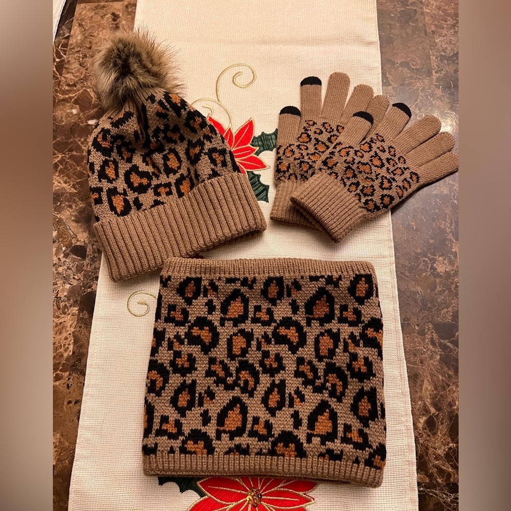3 piece beanie set 🦒♥️🖤